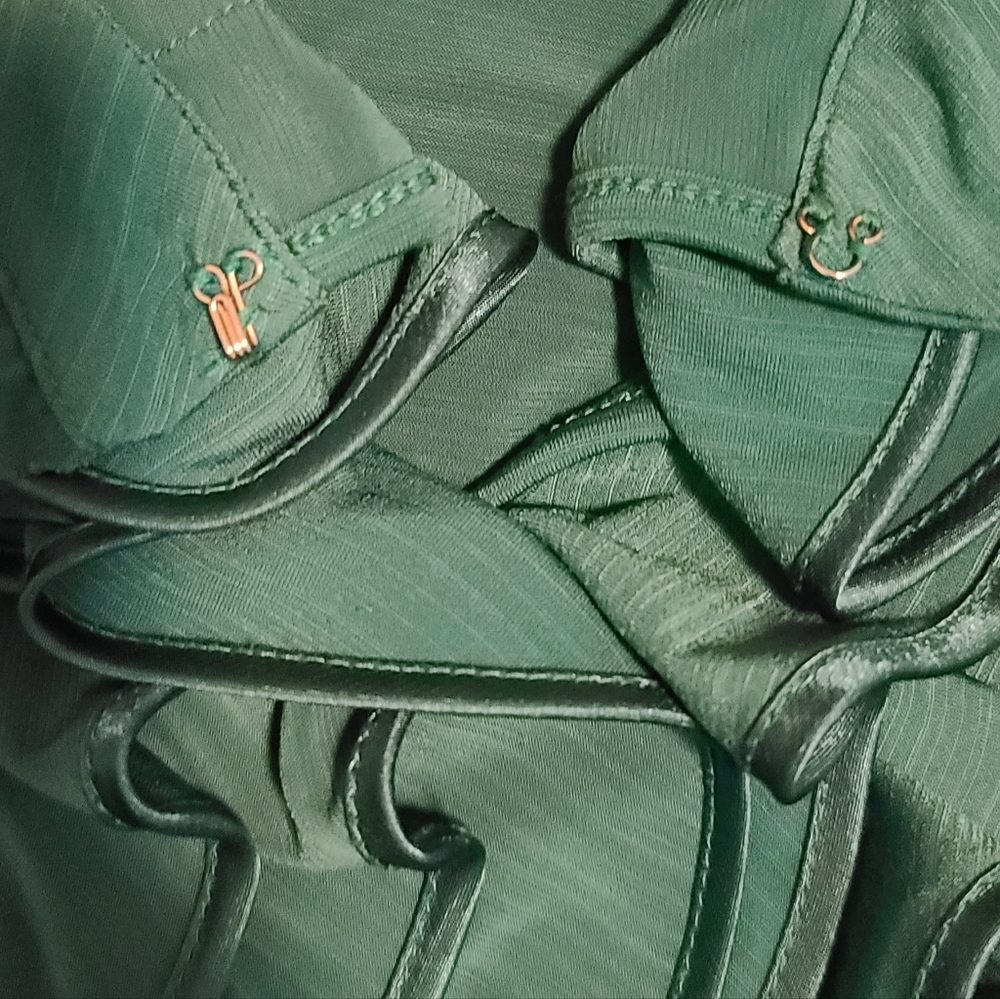 Green top - Picture 3 of 3